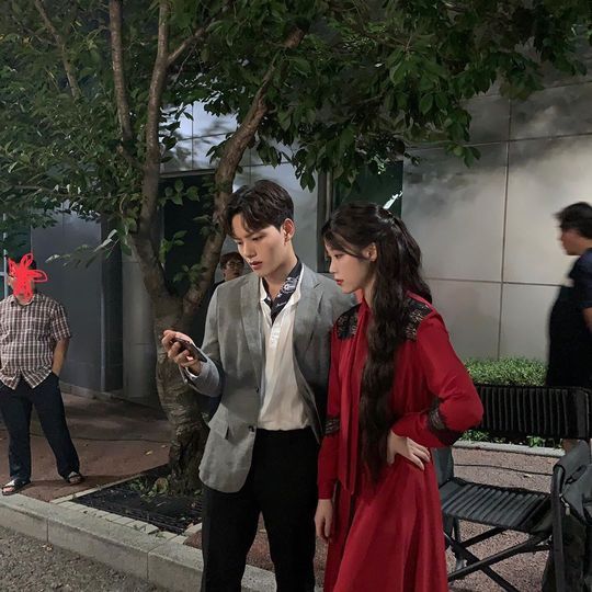 Actor IU (Lee Ji-eun) predicted the affectionate romance of Jang Man-wol and Koo Chan-sung.IU posted a picture on the SNS on August 11 with an article entitled Pretty, sweet and unsightly 10 parts .. # Hotel Deluna # Jang Man-wol # Guchansung.The released photo shows IU and actress Yeo Jin-goo filming the TVN Saturday drama Hotel Deluna (played by Hong Jung-eun, Hong Mi-ran/directed by Oh Chung-hwan and Kim Jung-hyun).IU and Yeo Jin-goo are playing the role of Jang Man-wol and Gu Chan-sung respectively.The 9th episode of Hotel Deluna, which was broadcast on the 10th, recorded the average audience rating of 8.3% and 9.5% of paid platform households that integrate Nielsen Korea cable, IPTV and satellite, and ranked first in all channels including terrestrial broadcasting.hwang hye-jin