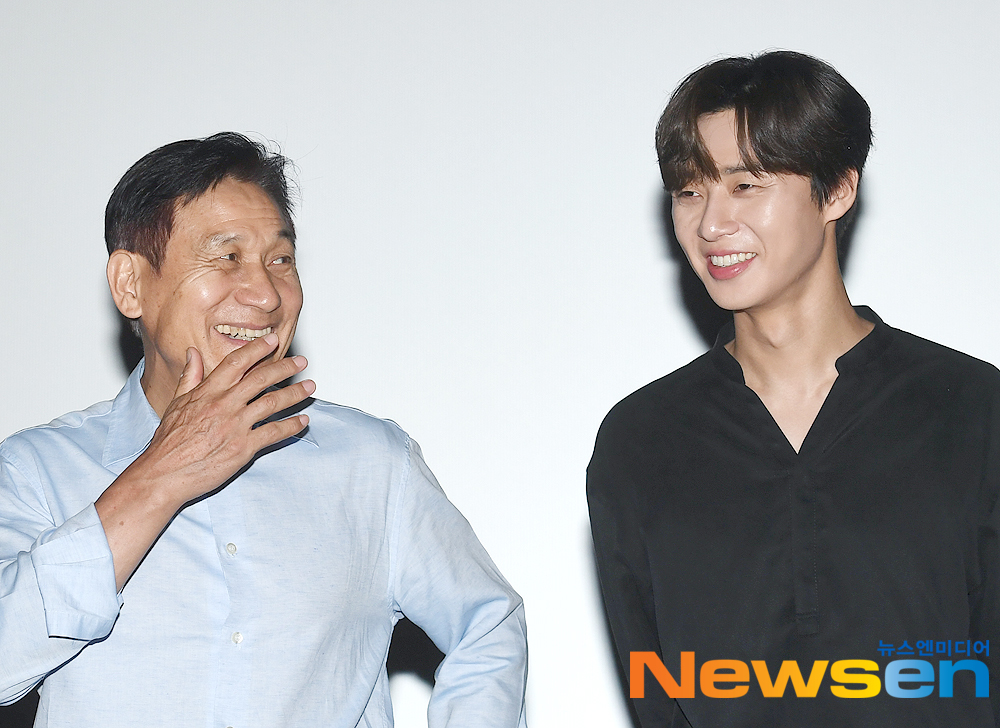 Actors Ahn Sung-ki and Park Seo-joon are attending the second stage greeting of the movie Lion opened at Megabox Sangam, Mapo-gu, Seoul on August 11th.useful stock