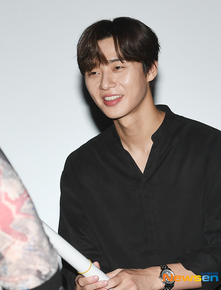 Actor Park Seo-joon attends the second stage greeting of the movie Lion held at Megabox Sangam, Mapo-gu, Seoul on the afternoon of August 11 and presents event gifts to the audience.useful stock