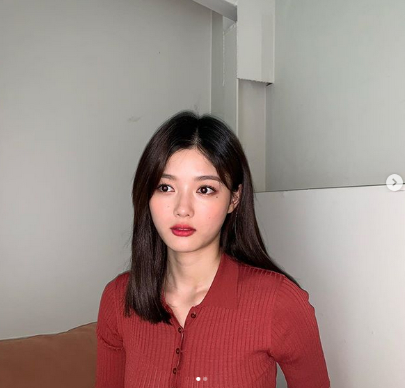Kim Yoo-jung posted several self-portraits on his instagram on the 10th.The photo shows Kim Yoo-jung staring at the camera in a tight T-shirt, and he has a clear eye to the comical expression to a chic atmosphere.Especially, the mature beauty of the water focused attention.Meanwhile, Kim Yoo-jung will appear in the movie The 8th Night which will be released in 2020.