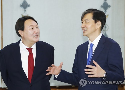 조국-윤석열 '2기 사정라인' 구축 (서울=연합뉴스) 조국 전 청와대 민정수석이 9일 법무부 장관 후보자로 지명되면서 윤석열 검찰총장과 조국 법무부 장관, 김조원 민정수석을 세 축으로 하는 문재인 정부 '2기 사정라인'이 구축될 전망이다. 사진은 조국 법무부 장관 후보자와 윤석열 신임 검찰총장(왼쪽)이 지난 달 25일 청와대에서 가진 차담회에서 대화하는 모습. 2019.8.8 [연합뉴스 자료사진] photo@yna.co.kr