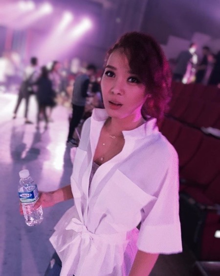 It is a complete liking.Tiger JKs wife and Singer Yoon Mi-rae posted a picture on his SNS on the 12th with an article entitled One or two clicks or one or two clicks.In the photo, Yoon Mi-rae is looking at the camera with a bottled water bucket, and a hip-hop swag overflows from Yoon Mi-rae, who has a hair on a white shirt.As Yoon Mi-rae is without anti-mirae, he is showing off his absolute liking again.On the other hand, Yoon Mi-rae recently participated in MBC New Entrepreneur Koo Hae-ryongs second OST My Dream, which was released on the music site on the 7th.Photo: Yoon Mi-rae SNS