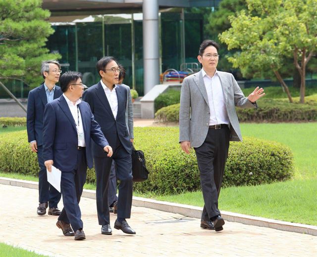 이재용(오른쪽에서 첫번째) 삼성전자 부회장이 지난 6일 충남 아산시 삼성전자 온양캠퍼스를 방문해 김기남(오른쪽 두번째) DS부문 대표이사 부회장, 백홍주(세번째) TSP총괄 부사장, 진교영 메모리사업부장 사장과 현장을 점검하고 있다. 삼성전자 제공