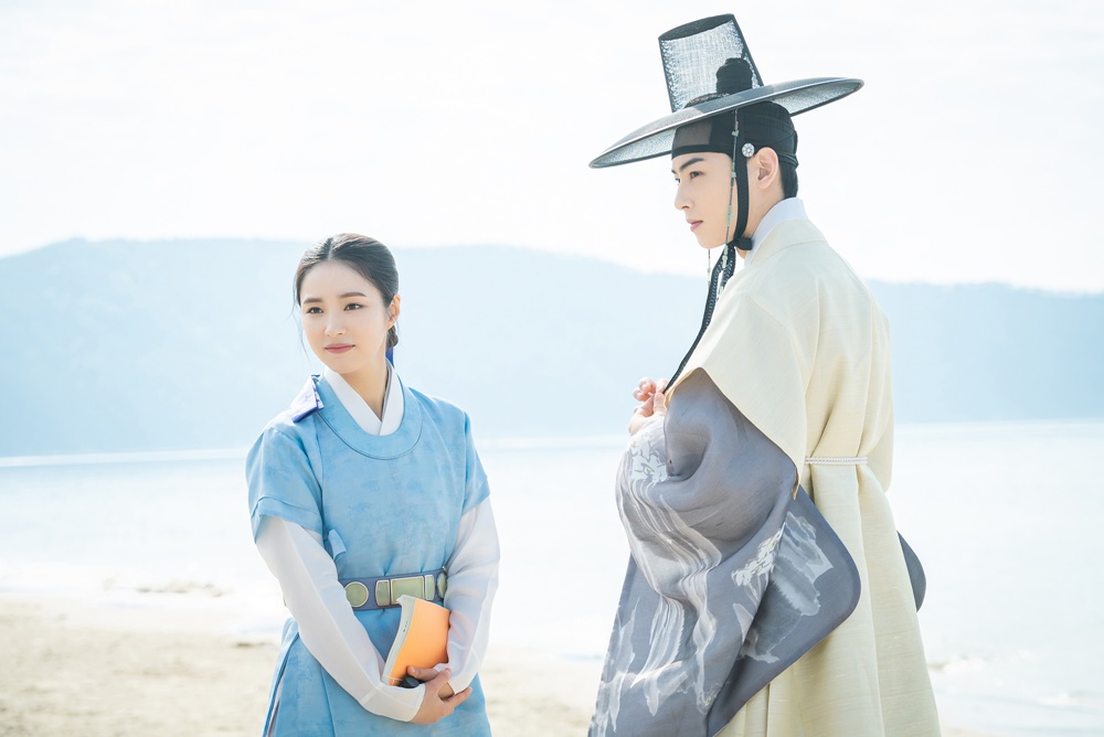 Shin Se-kyung, Jung Eun-woo, and Park Ki-woong have achieved triple The Crown.Among the most prominent dramas, Nielsen Seoul Capital Area ratings, 2049 ratings, and drama topical indexes have achieved the highest ranking.SteelSeries, which has a strong teamwork, is open to the public.The MBC drama Na Hae-ryung (played by Kim Ho-soo / directed by Kang Il-soo, Han Hyun-hee / produced Chorokbaem Media) released on-site SteelSeries such as Shin Se-kyung, Cha Jung Eun-woo and Park Ki-woong to commemorate the achievement of Triple The Crown on the 12th.Na Hae-ryung, starring Shin Se-kyung, Jung Eun-woo, and Park Ki-woong, is the first problematic Ada Lovelace () in Joseon, Na Hae-ryung (Shin Se-kyung) and Prince Lee Rim (Jung Eun-woo) in the antiwar mother solo. The Phil full romance annals.Lee Ji-hoon, Park Ji-hyun and other young actors, Kim Ji-jin, Kim Min-sang, Choi Duk-moon and Sung Ji-ru.Last week, in the 13-16th meeting of the Na Hae-ryung new officer, Irim was portrayed as a Pyeongan-do.Irim, who witnessed the terrible scene, showed the aspect of a prince who carried out the Woodujong law directly for the people and sacrificed the sacrificial saint.Na Hae-ryung, who accompanied the procession, also did his duty as a servant and a servant of the Joseon Dynasty, as a cadet, after witnessing the death of a child by his choice and recommending the law of the king to Irim.In addition, the performances of various characters, including Prince Lee Jin (Park Ki-woong), who showed great love for Lee Rim, Min Woo-won (Lee Ji-hoon), who leads Na Hae-ryung to become a true officer, and Ada Lovelace Song Sa-hee (Park Ji-hyun), who tries to prevent fathers who are corrupted, have doubled the fun of the play I made him.As a result, the 14th Na Hae-ryung Newcomer recorded 7% of Nielsen Seoul Capital Area households and 2.5% of 2049 ratings, followed by 16th Nielsen Seoul Capital Area households with 6.5% of ratings and 2% of 2049 ratings.In addition, the TV topic analysis agency Good Data Corporation announced that it will achieve the top spot in the first week of August TV drama drama with an overwhelming share of 32.6% of the drama drama.As the new employee Na Hae-ryung continues to run prominently in the tree dramas that began on the same day or similar times, the former actors and staff are continuing to shoot in a more cheerful and pleasant atmosphere.Shin Se-kyung and Jung Eun-woo in the photo are bringing liveliness to the scene with a fresh smile.Shin Se-kyung plays an active role in the mountains and the sea, and plays a role as a leading actor by taking care of child actors.Jung Eun-woo also closely monitors his performance and is friendly with Park Ki-woong of Lee Jin, and Sungjiru of Hersambo Station.In addition, Park Ki-woong, who captivates his emotions with gentle charisma every time, takes the tea Jung Eun-woo like his actual brother and emits a breathtaking tension with Park Ji-hyun, making him more excited.At the same time, Lee Ji-hoon and Park Ji-hyun are smiling at the flower smiles that are rare in the play.In addition, Seo Young-joo, who asked Lee Rim for the people as the old married person and Song Hwa-hyuns presence of Lee Ye-rim, Jang Yoo-bin and Na Hae-ryung, who are active in the role of Oh Eun-im and Hea Ran among the Ada Lovelace 4 Musketeers, also catches the eye and adds the atmosphere.I am grateful for the love that the viewers have sent me, said Na Hae-ryung, a new employee. I am going to check each others hearts gradually, so I would like to ask you to take a look at the room.Shin Se-kyung, Jung Eun-woo, and Park Ki-woong will appear in the Na Hae-ryung broadcast 17-18 times at 8:55 pm on Wednesday, 14th.iMBC  Photos