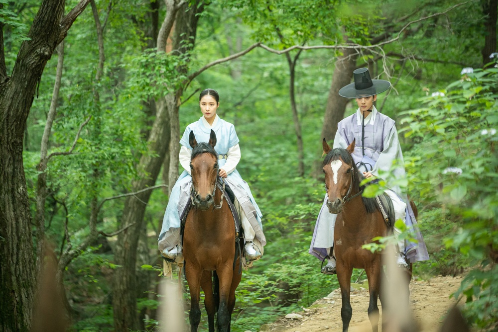 Shin Se-kyung, Jung Eun-woo, and Park Ki-woong have achieved triple The Crown.Among the most prominent dramas, Nielsen Seoul Capital Area ratings, 2049 ratings, and drama topical indexes have achieved the highest ranking.SteelSeries, which has a strong teamwork, is open to the public.The MBC drama Na Hae-ryung (played by Kim Ho-soo / directed by Kang Il-soo, Han Hyun-hee / produced Chorokbaem Media) released on-site SteelSeries such as Shin Se-kyung, Cha Jung Eun-woo and Park Ki-woong to commemorate the achievement of Triple The Crown on the 12th.Na Hae-ryung, starring Shin Se-kyung, Jung Eun-woo, and Park Ki-woong, is the first problematic Ada Lovelace () in Joseon, Na Hae-ryung (Shin Se-kyung) and Prince Lee Rim (Jung Eun-woo) in the antiwar mother solo. The Phil full romance annals.Lee Ji-hoon, Park Ji-hyun and other young actors, Kim Ji-jin, Kim Min-sang, Choi Duk-moon and Sung Ji-ru.Last week, in the 13-16th meeting of the Na Hae-ryung new officer, Irim was portrayed as a Pyeongan-do.Irim, who witnessed the terrible scene, showed the aspect of a prince who carried out the Woodujong law directly for the people and sacrificed the sacrificial saint.Na Hae-ryung, who accompanied the procession, also did his duty as a servant and a servant of the Joseon Dynasty, as a cadet, after witnessing the death of a child by his choice and recommending the law of the king to Irim.In addition, the performances of various characters, including Prince Lee Jin (Park Ki-woong), who showed great love for Lee Rim, Min Woo-won (Lee Ji-hoon), who leads Na Hae-ryung to become a true officer, and Ada Lovelace Song Sa-hee (Park Ji-hyun), who tries to prevent fathers who are corrupted, have doubled the fun of the play I made him.As a result, the 14th Na Hae-ryung Newcomer recorded 7% of Nielsen Seoul Capital Area households and 2.5% of 2049 ratings, followed by 16th Nielsen Seoul Capital Area households with 6.5% of ratings and 2% of 2049 ratings.In addition, the TV topic analysis agency Good Data Corporation announced that it will achieve the top spot in the first week of August TV drama drama with an overwhelming share of 32.6% of the drama drama.As the new employee Na Hae-ryung continues to run prominently in the tree dramas that began on the same day or similar times, the former actors and staff are continuing to shoot in a more cheerful and pleasant atmosphere.Shin Se-kyung and Jung Eun-woo in the photo are bringing liveliness to the scene with a fresh smile.Shin Se-kyung plays an active role in the mountains and the sea, and plays a role as a leading actor by taking care of child actors.Jung Eun-woo also closely monitors his performance and is friendly with Park Ki-woong of Lee Jin, and Sungjiru of Hersambo Station.In addition, Park Ki-woong, who captivates his emotions with gentle charisma every time, takes the tea Jung Eun-woo like his actual brother and emits a breathtaking tension with Park Ji-hyun, making him more excited.At the same time, Lee Ji-hoon and Park Ji-hyun are smiling at the flower smiles that are rare in the play.In addition, Seo Young-joo, who asked Lee Rim for the people as the old married person and Song Hwa-hyuns presence of Lee Ye-rim, Jang Yoo-bin and Na Hae-ryung, who are active in the role of Oh Eun-im and Hea Ran among the Ada Lovelace 4 Musketeers, also catches the eye and adds the atmosphere.I am grateful for the love that the viewers have sent me, said Na Hae-ryung, a new employee. I am going to check each others hearts gradually, so I would like to ask you to take a look at the room.Shin Se-kyung, Jung Eun-woo, and Park Ki-woong will appear in the Na Hae-ryung broadcast 17-18 times at 8:55 pm on Wednesday, 14th.iMBC  Photos
