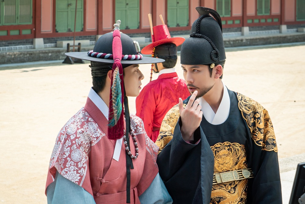 Shin Se-kyung, Jung Eun-woo, and Park Ki-woong have achieved triple The Crown.Among the most prominent dramas, Nielsen Seoul Capital Area ratings, 2049 ratings, and drama topical indexes have achieved the highest ranking.SteelSeries, which has a strong teamwork, is open to the public.The MBC drama Na Hae-ryung (played by Kim Ho-soo / directed by Kang Il-soo, Han Hyun-hee / produced Chorokbaem Media) released on-site SteelSeries such as Shin Se-kyung, Cha Jung Eun-woo and Park Ki-woong to commemorate the achievement of Triple The Crown on the 12th.Na Hae-ryung, starring Shin Se-kyung, Jung Eun-woo, and Park Ki-woong, is the first problematic Ada Lovelace () in Joseon, Na Hae-ryung (Shin Se-kyung) and Prince Lee Rim (Jung Eun-woo) in the antiwar mother solo. The Phil full romance annals.Lee Ji-hoon, Park Ji-hyun and other young actors, Kim Ji-jin, Kim Min-sang, Choi Duk-moon and Sung Ji-ru.Last week, in the 13-16th meeting of the Na Hae-ryung new officer, Irim was portrayed as a Pyeongan-do.Irim, who witnessed the terrible scene, showed the aspect of a prince who carried out the Woodujong law directly for the people and sacrificed the sacrificial saint.Na Hae-ryung, who accompanied the procession, also did his duty as a servant and a servant of the Joseon Dynasty, as a cadet, after witnessing the death of a child by his choice and recommending the law of the king to Irim.In addition, the performances of various characters, including Prince Lee Jin (Park Ki-woong), who showed great love for Lee Rim, Min Woo-won (Lee Ji-hoon), who leads Na Hae-ryung to become a true officer, and Ada Lovelace Song Sa-hee (Park Ji-hyun), who tries to prevent fathers who are corrupted, have doubled the fun of the play I made him.As a result, the 14th Na Hae-ryung Newcomer recorded 7% of Nielsen Seoul Capital Area households and 2.5% of 2049 ratings, followed by 16th Nielsen Seoul Capital Area households with 6.5% of ratings and 2% of 2049 ratings.In addition, the TV topic analysis agency Good Data Corporation announced that it will achieve the top spot in the first week of August TV drama drama with an overwhelming share of 32.6% of the drama drama.As the new employee Na Hae-ryung continues to run prominently in the tree dramas that began on the same day or similar times, the former actors and staff are continuing to shoot in a more cheerful and pleasant atmosphere.Shin Se-kyung and Jung Eun-woo in the photo are bringing liveliness to the scene with a fresh smile.Shin Se-kyung plays an active role in the mountains and the sea, and plays a role as a leading actor by taking care of child actors.Jung Eun-woo also closely monitors his performance and is friendly with Park Ki-woong of Lee Jin, and Sungjiru of Hersambo Station.In addition, Park Ki-woong, who captivates his emotions with gentle charisma every time, takes the tea Jung Eun-woo like his actual brother and emits a breathtaking tension with Park Ji-hyun, making him more excited.At the same time, Lee Ji-hoon and Park Ji-hyun are smiling at the flower smiles that are rare in the play.In addition, Seo Young-joo, who asked Lee Rim for the people as the old married person and Song Hwa-hyuns presence of Lee Ye-rim, Jang Yoo-bin and Na Hae-ryung, who are active in the role of Oh Eun-im and Hea Ran among the Ada Lovelace 4 Musketeers, also catches the eye and adds the atmosphere.I am grateful for the love that the viewers have sent me, said Na Hae-ryung, a new employee. I am going to check each others hearts gradually, so I would like to ask you to take a look at the room.Shin Se-kyung, Jung Eun-woo, and Park Ki-woong will appear in the Na Hae-ryung broadcast 17-18 times at 8:55 pm on Wednesday, 14th.iMBC  Photos