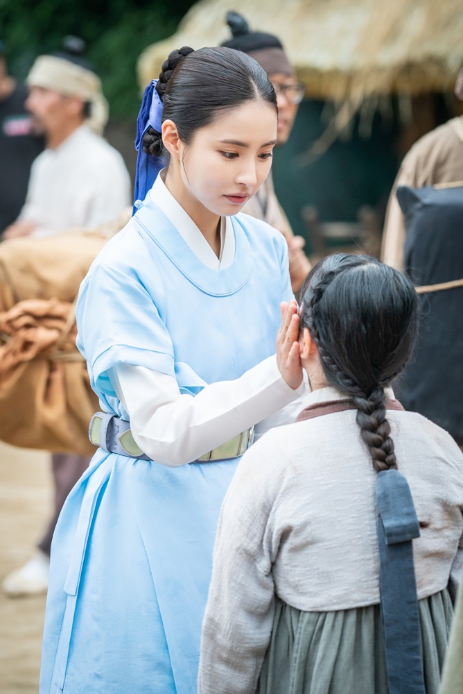 Shin Se-kyung, Jung Eun-woo, and Park Ki-woong have achieved triple The Crown.Among the most prominent dramas, Nielsen Seoul Capital Area ratings, 2049 ratings, and drama topical indexes have achieved the highest ranking.SteelSeries, which has a strong teamwork, is open to the public.The MBC drama Na Hae-ryung (played by Kim Ho-soo / directed by Kang Il-soo, Han Hyun-hee / produced Chorokbaem Media) released on-site SteelSeries such as Shin Se-kyung, Cha Jung Eun-woo and Park Ki-woong to commemorate the achievement of Triple The Crown on the 12th.Na Hae-ryung, starring Shin Se-kyung, Jung Eun-woo, and Park Ki-woong, is the first problematic Ada Lovelace () in Joseon, Na Hae-ryung (Shin Se-kyung) and Prince Lee Rim (Jung Eun-woo) in the antiwar mother solo. The Phil full romance annals.Lee Ji-hoon, Park Ji-hyun and other young actors, Kim Ji-jin, Kim Min-sang, Choi Duk-moon and Sung Ji-ru.Last week, in the 13-16th meeting of the Na Hae-ryung new officer, Irim was portrayed as a Pyeongan-do.Irim, who witnessed the terrible scene, showed the aspect of a prince who carried out the Woodujong law directly for the people and sacrificed the sacrificial saint.Na Hae-ryung, who accompanied the procession, also did his duty as a servant and a servant of the Joseon Dynasty, as a cadet, after witnessing the death of a child by his choice and recommending the law of the king to Irim.In addition, the performances of various characters, including Prince Lee Jin (Park Ki-woong), who showed great love for Lee Rim, Min Woo-won (Lee Ji-hoon), who leads Na Hae-ryung to become a true officer, and Ada Lovelace Song Sa-hee (Park Ji-hyun), who tries to prevent fathers who are corrupted, have doubled the fun of the play I made him.As a result, the 14th Na Hae-ryung Newcomer recorded 7% of Nielsen Seoul Capital Area households and 2.5% of 2049 ratings, followed by 16th Nielsen Seoul Capital Area households with 6.5% of ratings and 2% of 2049 ratings.In addition, the TV topic analysis agency Good Data Corporation announced that it will achieve the top spot in the first week of August TV drama drama with an overwhelming share of 32.6% of the drama drama.As the new employee Na Hae-ryung continues to run prominently in the tree dramas that began on the same day or similar times, the former actors and staff are continuing to shoot in a more cheerful and pleasant atmosphere.Shin Se-kyung and Jung Eun-woo in the photo are bringing liveliness to the scene with a fresh smile.Shin Se-kyung plays an active role in the mountains and the sea, and plays a role as a leading actor by taking care of child actors.Jung Eun-woo also closely monitors his performance and is friendly with Park Ki-woong of Lee Jin, and Sungjiru of Hersambo Station.In addition, Park Ki-woong, who captivates his emotions with gentle charisma every time, takes the tea Jung Eun-woo like his actual brother and emits a breathtaking tension with Park Ji-hyun, making him more excited.At the same time, Lee Ji-hoon and Park Ji-hyun are smiling at the flower smiles that are rare in the play.In addition, Seo Young-joo, who asked Lee Rim for the people as the old married person and Song Hwa-hyuns presence of Lee Ye-rim, Jang Yoo-bin and Na Hae-ryung, who are active in the role of Oh Eun-im and Hea Ran among the Ada Lovelace 4 Musketeers, also catches the eye and adds the atmosphere.I am grateful for the love that the viewers have sent me, said Na Hae-ryung, a new employee. I am going to check each others hearts gradually, so I would like to ask you to take a look at the room.Shin Se-kyung, Jung Eun-woo, and Park Ki-woong will appear in the Na Hae-ryung broadcast 17-18 times at 8:55 pm on Wednesday, 14th.iMBC  Photos