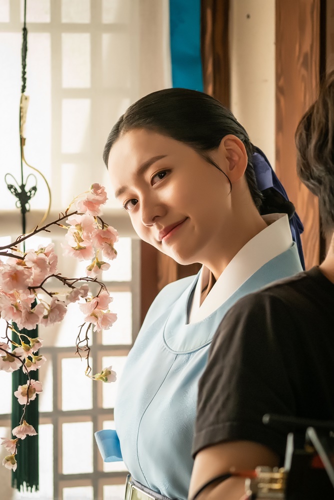 Shin Se-kyung, Jung Eun-woo, and Park Ki-woong have achieved triple The Crown.Among the most prominent dramas, Nielsen Seoul Capital Area ratings, 2049 ratings, and drama topical indexes have achieved the highest ranking.SteelSeries, which has a strong teamwork, is open to the public.The MBC drama Na Hae-ryung (played by Kim Ho-soo / directed by Kang Il-soo, Han Hyun-hee / produced Chorokbaem Media) released on-site SteelSeries such as Shin Se-kyung, Cha Jung Eun-woo and Park Ki-woong to commemorate the achievement of Triple The Crown on the 12th.Na Hae-ryung, starring Shin Se-kyung, Jung Eun-woo, and Park Ki-woong, is the first problematic Ada Lovelace () in Joseon, Na Hae-ryung (Shin Se-kyung) and Prince Lee Rim (Jung Eun-woo) in the antiwar mother solo. The Phil full romance annals.Lee Ji-hoon, Park Ji-hyun and other young actors, Kim Ji-jin, Kim Min-sang, Choi Duk-moon and Sung Ji-ru.Last week, in the 13-16th meeting of the Na Hae-ryung new officer, Irim was portrayed as a Pyeongan-do.Irim, who witnessed the terrible scene, showed the aspect of a prince who carried out the Woodujong law directly for the people and sacrificed the sacrificial saint.Na Hae-ryung, who accompanied the procession, also did his duty as a servant and a servant of the Joseon Dynasty, as a cadet, after witnessing the death of a child by his choice and recommending the law of the king to Irim.In addition, the performances of various characters, including Prince Lee Jin (Park Ki-woong), who showed great love for Lee Rim, Min Woo-won (Lee Ji-hoon), who leads Na Hae-ryung to become a true officer, and Ada Lovelace Song Sa-hee (Park Ji-hyun), who tries to prevent fathers who are corrupted, have doubled the fun of the play I made him.As a result, the 14th Na Hae-ryung Newcomer recorded 7% of Nielsen Seoul Capital Area households and 2.5% of 2049 ratings, followed by 16th Nielsen Seoul Capital Area households with 6.5% of ratings and 2% of 2049 ratings.In addition, the TV topic analysis agency Good Data Corporation announced that it will achieve the top spot in the first week of August TV drama drama with an overwhelming share of 32.6% of the drama drama.As the new employee Na Hae-ryung continues to run prominently in the tree dramas that began on the same day or similar times, the former actors and staff are continuing to shoot in a more cheerful and pleasant atmosphere.Shin Se-kyung and Jung Eun-woo in the photo are bringing liveliness to the scene with a fresh smile.Shin Se-kyung plays an active role in the mountains and the sea, and plays a role as a leading actor by taking care of child actors.Jung Eun-woo also closely monitors his performance and is friendly with Park Ki-woong of Lee Jin, and Sungjiru of Hersambo Station.In addition, Park Ki-woong, who captivates his emotions with gentle charisma every time, takes the tea Jung Eun-woo like his actual brother and emits a breathtaking tension with Park Ji-hyun, making him more excited.At the same time, Lee Ji-hoon and Park Ji-hyun are smiling at the flower smiles that are rare in the play.In addition, Seo Young-joo, who asked Lee Rim for the people as the old married person and Song Hwa-hyuns presence of Lee Ye-rim, Jang Yoo-bin and Na Hae-ryung, who are active in the role of Oh Eun-im and Hea Ran among the Ada Lovelace 4 Musketeers, also catches the eye and adds the atmosphere.I am grateful for the love that the viewers have sent me, said Na Hae-ryung, a new employee. I am going to check each others hearts gradually, so I would like to ask you to take a look at the room.Shin Se-kyung, Jung Eun-woo, and Park Ki-woong will appear in the Na Hae-ryung broadcast 17-18 times at 8:55 pm on Wednesday, 14th.iMBC  Photos