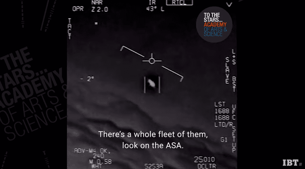 2004년 미 해군 전투기가 촬영한 UFO. 비행접시와 상당히 닮았다. [사진 유튜브 IBTimes UK 계정 캡처]