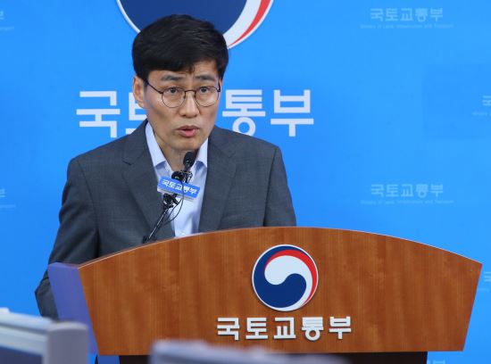 이문기 국토교통부 주택토지실장이 12일 정부세종청사에서 민간택지 분양가 상한제 적용기준 개선 방안에 대해 설명하고 있다. /연합뉴스