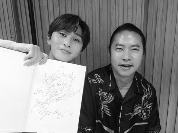 <p>Actor Park Seo-joon, this Taiwan-born artist James Jean met.</p><p>Park Seo-joon 8 12 personal Instagram James on truth and taken a picture showing.</p><p>In the photo, Park Seo-joon is James Jean directly drawn figure, holding a sign and smile at you.</p><p>Park Seo-joon is a photo with Good to see you,he added by James truth about beauty and are.</p><p>Meanwhile James Jean exhibition James true, endless journeyis coming to the 9 until August 1, Lotte Museum in the open</p>