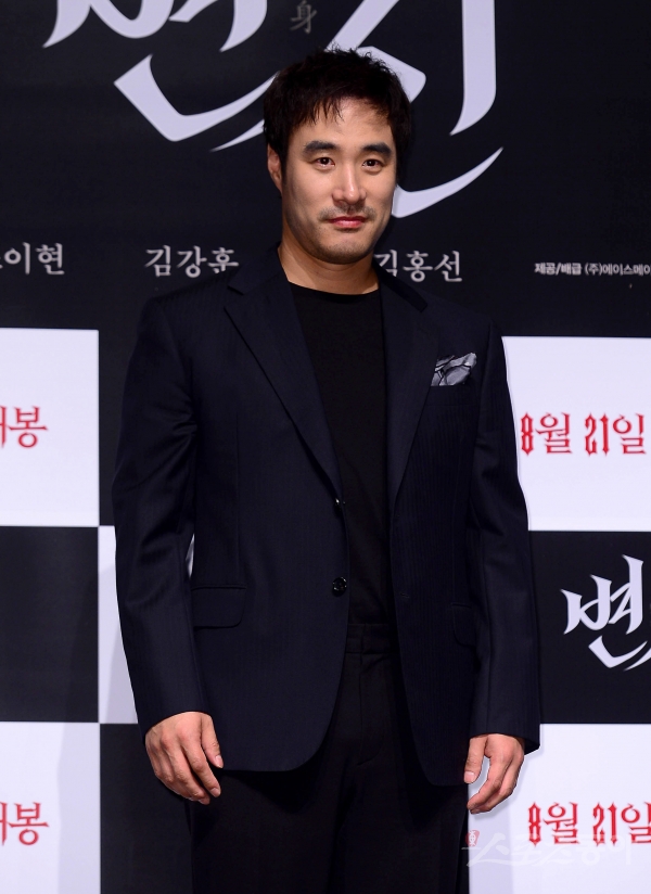 The movie Transformation Bae Seong-woo wore priesthood clothes after Gang Dong-Won and Park Seo-joon.Bae Seong-woo played the role of The Uncle and the Kumasase heavyman in Transformation.Bae Seong-woo said, I am grateful and burdened to be named at the first time.But instead of dragging the drama alone, I had to drag it with my family, so it became like a cog wheel. As for the priesthood fit connecting Gang Dong-Won and Park Seo-joon, I made clothes according to my body.I was trying to be true to the role of The Uncle, he said, but I was more professional than burdened with the priestly character.Sung Dong-il added, To Bae Seong-woo, the priests uniform was only a work suit.The movie Transformation is a horror thriller depicting a strange and eerie event in which a demon transforming into a person hides in his family.Actors Bae Seong-woo (The Uncle Jungsu Station), Sung Dong-il (Dad Ganggu Station), Jang Young-nam (Mom Myungju Station), Kim Hye-joon (first Sunwoo Station), and Jo Yi-hyun (second Hyunju Station) appeared, and directed by Kim Hong-sun.It will be released on August 21st.