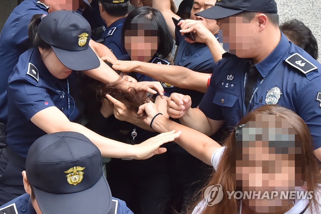 시민에게 머리끄댕이 잡혀서 끌려가는 고유정 | 인스티즈