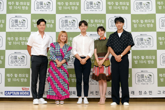 Theres a bright, warm healing entertainment that will be responsible for the start of the week!On August 12, SBS Hall, SBS headquarters in Mokdong, Seoul, held a presentation on the production of SBS New Moonwha entertainment program Little Forest.On the spot, Kim Jung Wook PD, who directed the program, including Lee Seo-jin, Lee Seung-gi, Park Na-rae and Jung So-min, was present.Little Forest is a program that started with the intention of presenting Childrens Garden where children in green nature can play with friends, eat healthy food and feel happiness.It is a full-scale healing entertainment that contains two days and one night of Gangwon-do Gangwon-do with the Uncle, aunts and friends without parents.SBS was the first of the three terrestrial broadcasters to organize entertainment instead of drama at 10:00 pm on Monday and Tuesday night.In the title of First, viewers had a great expectation for Little Forest, and as they met the expectation, the program recorded 6.8% of the audience rating (2 parts) from the first broadcast, and the show was smiling all the time and watching and it is not stimulating .Kim Jung Wook PD explained, The cast and the crew made a program with the sincerity that they want to present good things to the children.He said: In fact, Mr. Seung-gi is the seed of the program.When I co-directed Death and Deacon, I talked a lot about my child and talked about how to make a program that can present children with what they need. Lee Seung-gi said, Little Forest is a clean and happy entertainment for children.The fun of broadcasting was important while shooting, but the most important thing was the safety of the first and second children. I wanted to be an environment where children were not injured and played fun. The fresh combination of members of Little Forest was enough to inspire viewers interest.Actor Jung So-min joined Park Na-rae, Lee Seo-jin, Lee Seung-gi, who have built their own entertainment characters through various broadcasting activities.The members are divided into the strong The Uncle, aunt of the children.Jung So-min, who chose Little Forest as the first fixed entertainment among the prominent entertainment experts, laughed, I had a sense of burden, but I was able to relieve it because everyone was an entertainer. I personally think it is important to have an effect on human growth.I decided to appear because I thought the purpose of the program to help children spend a good time in a good environment was meaningful. Lee Seo-jin, Lee Seung-gi, Park Na-rae, and Jung So-min learned to play, kids yoga, etc. before meeting their children, and spent time with their children or got a certificate and prepared to meet their children.In particular, Lee Seo-jin said at the production presentation, I did not like children.Lee Seung-gi said, I will do everything for myself. However, I was surprised to see that I had obtained the certificate of Childrens Cooking Leader 2nd grade for the children in the last Little Forest broadcast.In response, Kim PD said: If you watch the broadcast, youll see how much Lee Seo-jin likes children; what gets the certification is the blood of a birds foot.I will be able to hear Lee Seo-jins new voice tone, he said, raising expectations for Lee Seo-jins reversal.In addition to the preparations of these members, Little Forest has supported the safety of children by placing a team doctor on the spot. Children grow up in a blue nature care house.Not only children but adults grow gradually, Park Na-rae said, I thought at the program meeting, The child is a small human being, I will treat him as a human being.But when I actually met the children, I did not know what to do with them. After that, I asked the childrens doctors and acted, and I thought, The child is a small human being.Jung So-min also said, It is too early to say that I have grown up, but I am learning a little bit. I had to count the childs mind with the childs perspective, not the adult perspective.I am trying to do my role as a child caretaker and friend, he confessed. As a result of my experience with children, my thoughts have changed slightly.Lee Seung-gi said that through Little Forest, children found themselves more capable of doing than adults think.When kids are in every situation, we say, Be careful, but kids want to do Top Model, and they grow with confidence.I saw the children who developed themselves by Top Model Finally, Jung So-min encouraged the city hall, saying, Through Little Forest, you will be able to see the clear and pure children and the beautiful scenery in the forest.Lee Seung-gi said, I hope the attempt to perform a monthly show will be fun for viewers. Please do not forget that Little Forest is the main character.Im asking you for your help, he said.In the first and second broadcasts of Little Forest, the cast members were shown spending time with their children, including the preparatory process of Lee Seo-jin, Lee Seung-gi, Park Na-rae and Jung So-min, who welcomed the children.SBS Little Forest is broadcast every Monday night at 10 pm.Lee Seo-jin and Lee Seung-gi and Park Na-rae and Jung So-min Mamgang Guild