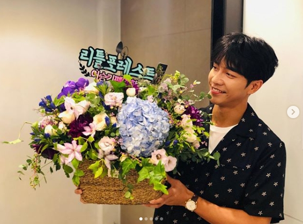 Singer and Actor Lee Seung-gi expressed his gratitude to the fans.Lee Seung-gi posted a shot of SBS Little Forest production presentation on August 12th in personal instagram.In the photo, Lee Seung-gi certifies a congratulatory bouquet and snack support received from fans.Lee Seung-gi said, I suffered a day today. Thank you for the celebration of the production presentation.Now everyone sit in front of the TV and turn on SBS. Park Su-in
