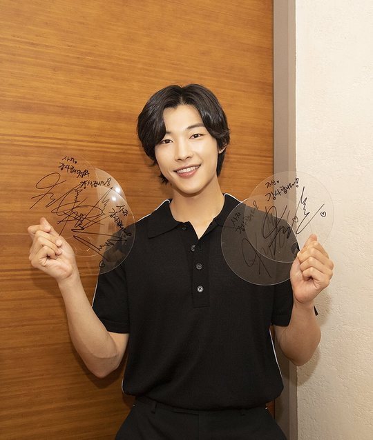 Actor Woo Do-hwan has promoted the movie The Lion.Woo Do-hwans agency, Keith, posted a picture of Woo Do-hwan on August 13th.The picture shows Woo Do-hwan with his own autograph, smiling at the camera.Woo Do-hwans warm visuals and sexy aura stand out.delay stock