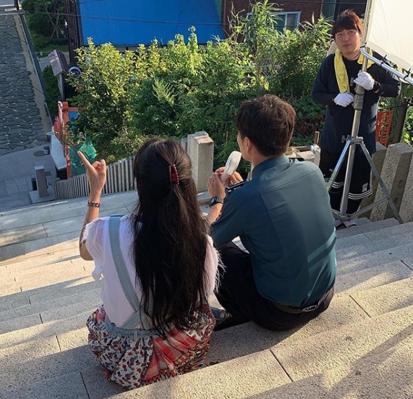 The filming scene of Around the Time of Camellia Flowers was released.Actor Gong Hyo-jin posted a picture taken on August 13th during a filming of KBS 2TV new drama Celborian Flowers on his personal instagram.In the photo, Gong Hyo-jin and Kang Ha-neul sit on the stairs and are in the wind.Gong Hyo-jin added with the photo: Its by the time of camellia blossom Savoie Savoie is extremely hot.Park Su-in