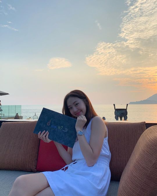 Singer and Actor Dasom has released a daily life like a picture.Dasom posted a picture on the SNS on the afternoon of August 13 with the article Selamat tangah hari.In the photo, Dasom is smiling brightly where the sea is overlooking. The more beautiful recent situation is admiring the fans.Dasom, who made his debut as a group SeSTa in 2010, is concentrating on acting after the group disbandment. He appeared on TVN Psychometry He, which ended in April.hwang hye-jin