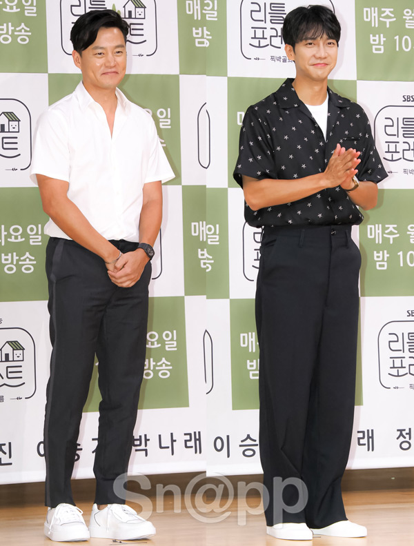 Actors Lee Seo-jin and Lee Seung-gi pose at the SBS New Moonwha Entertainment Little Forest production presentation held at Seoul Mok-dong Disneyt SBS on the 2nd.On this day, Kim Jung Wook, Lee Seo-jin, Lee Seung-gi, Park Na-rae and Jung So-min attended the event.Meanwhile, Little Forest is a green grass, a clear air, these days children! But it is dangerous outside the blanket.It is a project to create a HOME Kids Garden for children these days, where there is no place to play.Written by Park Ji-ae, a photo of a fashion webzine,Actors Lee Seo-jin and Lee Seung-gi pose at the SBS New Moonlight Entertainment Little Forest production presentation held at Seoul Mok-dong Disney SBS on the 2nd. On this day, Kim Jung Wook, Lee Seo-jin, Lee Seung-gi, Park Na-rae and Jung So-min in attendance
