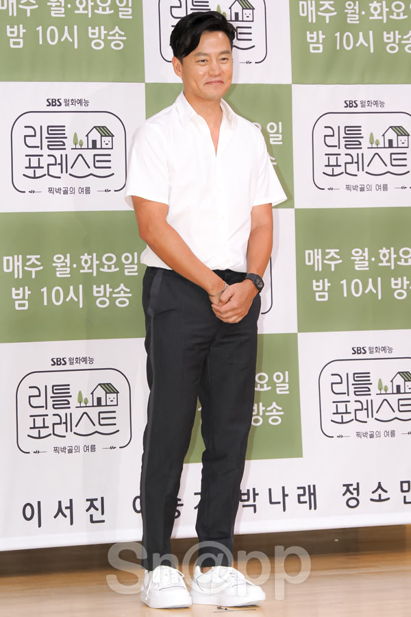 Actors Lee Seo-jin and Lee Seung-gi pose at the SBS New Moonwha Entertainment Little Forest production presentation held at Seoul Mok-dong Disneyt SBS on the 2nd.On this day, Kim Jung Wook, Lee Seo-jin, Lee Seung-gi, Park Na-rae and Jung So-min attended the event.Meanwhile, Little Forest is a green grass, a clear air, these days children! But it is dangerous outside the blanket.It is a project to create a HOME Kids Garden for children these days, where there is no place to play.Written by Park Ji-ae, a photo of a fashion webzine,Actors Lee Seo-jin and Lee Seung-gi pose at the SBS New Moonlight Entertainment Little Forest production presentation held at Seoul Mok-dong Disney SBS on the 2nd. On this day, Kim Jung Wook, Lee Seo-jin, Lee Seung-gi, Park Na-rae and Jung So-min in attendance