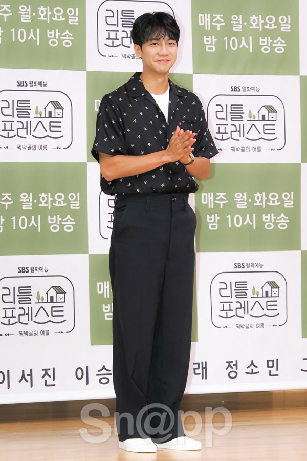 Actors Lee Seo-jin and Lee Seung-gi pose at the SBS New Moonwha Entertainment Little Forest production presentation held at Seoul Mok-dong Disneyt SBS on the 2nd.On this day, Kim Jung Wook, Lee Seo-jin, Lee Seung-gi, Park Na-rae and Jung So-min attended the event.Meanwhile, Little Forest is a green grass, a clear air, these days children! But it is dangerous outside the blanket.It is a project to create a HOME Kids Garden for children these days, where there is no place to play.Written by Park Ji-ae, a photo of a fashion webzine,Actors Lee Seo-jin and Lee Seung-gi pose at the SBS New Moonlight Entertainment Little Forest production presentation held at Seoul Mok-dong Disney SBS on the 2nd. On this day, Kim Jung Wook, Lee Seo-jin, Lee Seung-gi, Park Na-rae and Jung So-min in attendance