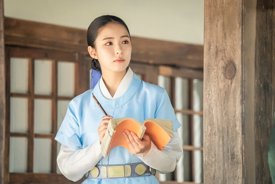 Shin Se-kyung, the title roll of Na Hae-ryung, is continuing to grow with the power of one-top actor who leads the drama.Shin Se-kyung plays the role of Na Hae-ryung, a problematic female officer who overturns the Joseon Faldo in MBCs Na Hae-ryung (hereinafter referred to as Na Hae-ryung).Na Hae-ryung is a character who shows enterprising women in line with recent social trends.In the 19th century Joseon, which is dominated by the idea of ​​sexology, she tries to break down the old ideas as a unique new woman who is treated as a star and pioneers her own destiny.As a learning mate who awakens Prince Lee Rim (Cha Eun-woo), and grows together, he is making a small change in the world with top model moves.As the background is the Joseon Dynasty, Na Hae-ryung is a special person who is a fantasy just by being in the drama.It was essential to have a deep understanding of the ideas of the characters and a wide range of emotional expressiveness in order to lead the consensus and to digest this beautiful, clever, courageous, dignified, playful, top model, and lovely character.Shin Se-kyung is also the back door of his long-time external and internal effort to play the perfect old Na Hae-ryung.With this effort, Shin Se-kyung is fully showing off his diverse smoke spectrum and is melting perfectly into the old Na Hae-ryung, leading the drama with irreplaceable firepower and raising the immersion of viewers.It is an active performance that stands out as a one-top.Thanks to this, Na Hae-ryung has been popular with the top audience rating among the three terrestrial dramas.The spirit of the times, which is revealed through the fun of drama as well as the performance of the old Na Hae-ryung, is also being reexamined.This is why enthusiastic viewers are going to Na Hae-ryung business.While actor Shin Se-kyung, who has been steadily developing and doing his part, is writing a growth story that has risen one step to Na Hae-ryung, it is noteworthy how Na Hae-ryung and Lee Lim will be impressed by viewers in the future.=