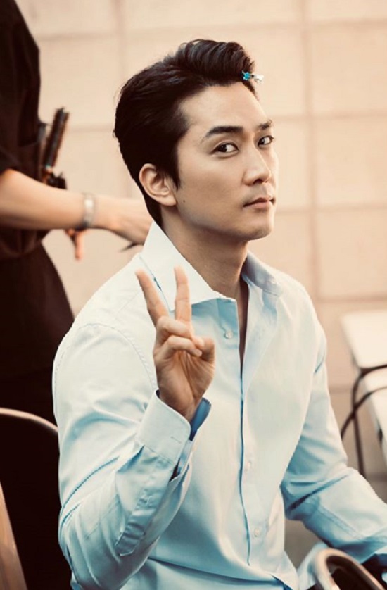 Actor Song Seung-heon showed off his warm visuals.Song Seung Heon posted a picture on his instagram account on the 13th, The great show poster shooting ~ Finally starting! 8th, please expect 26 days.In the photo, Song is wearing a hair styling for posters, and Song is wearing a shirt and showing off his dandy charm.On the other hand, TVN New Moon TV drama Great Show starring Song Seung Heon will be broadcasted at 9:30 pm on the 26th.Photo: Song Seung-heon Instagram