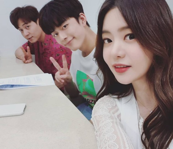 Voice actor Andy broadcaster Seo Yu-ri revealed her daily life a day before her marriage.Seo Yu-ri posted a picture on his instagram on the 13th with an article entitled Idol Dabang # Myth # Andy # Yu Seon Ho.The photo shows the image of Seo Yu-ri, who is taking a friendly photo with Yu Seon Ho Andy Andy.The netizens who watched this showed various reactions such as Thank you for Yu Seon Ho photo, Glass is getting pretty Andy Happy marriage tomorrow!Meanwhile, Seo Yu-ri will marry drama PD Choi Byeong-gil on the 14th.Photo: Seo Yu-ri Instagram