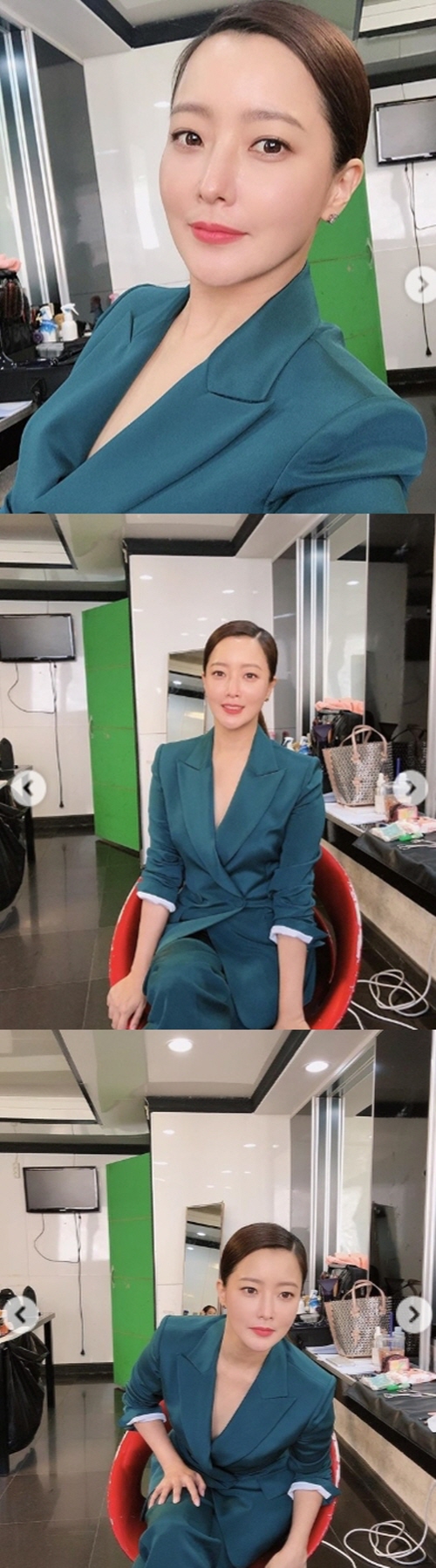 Actor Kim Hee-sun boasted a beautiful beauty.On the 13th, Kim Hee-sun posted a picture on Instaram with an article entitled Deep Green # Sparkle during shooting.Kim is wearing a turquoise costume and showing off her elegant charm, shooting a selfie, showing her beauty with a distinctive features, a skin without a blemish, and an egg-shaped face.Kim Hee-sun said in KBS 2TV Entertainment Artist Interview, I am working as a green mother of my daughters school.Photo: Instagram