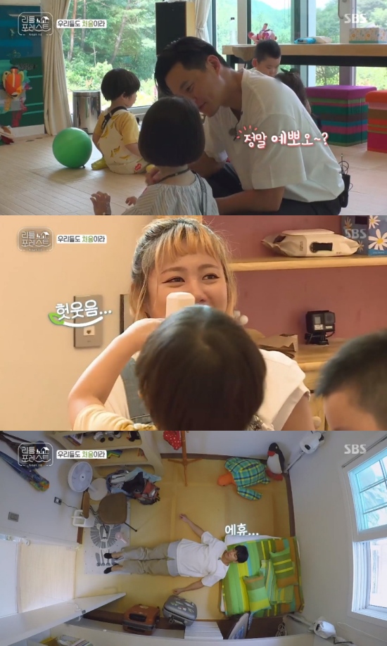 Singer Lee Seung-gi-gi-gi Gi, gag woman Park Na-rae, actor Lee Seo Jin and Jung So Min spent Haru with their children.In SBS Little Forest broadcast on the 13th, Lee Seo-jin, Lee Seung-gi-gi-gi-gi, Jung So-min and Park Na-rae spent Haru in the forest with five children.On this day, the members had their first meeting with five children, who talked with their parents every time the children arrived and carefully checked their specificities such as eating and allergies.Lee Seo-jin and Jung So-min prepared lunch, and Lee Seung-gi-gi-gi-ki and Park Na-rae headed for the animal farm with their children.However, Park was surprised to see the chicken, and he hurriedly called Lee Seung-gi-gi-gi Gi without entering the farm.Lee Seung-gi-gi-gi-gi was embarrassed by saying, How do I care for five people? Lee Seung-gi-gi-gi-gi was forced to go into the farm with the children alone. Lee Seung-gi-gi-gi-gi harvested children and eggs and watched chickens and rabbits.At this time, Lee Seo-jin said that he should apply sunscreen on the childrens faces, and Park Na-rae went back to the hostel and took sunscreen.In the meantime, Lee Seung-gi-gi-gi Gi found that the children had sprayed chicken in the rabbit.Lee Seung-gi-gi-gi-gi asked Park to bring a dustpan as soon as Park Na-rae came, and Park Na-rae went back to the hostel.Lee Seo-jin and Jung So-min made omelet and egg soup, and Lee Seo-jin was in charge of omelet, and Jung So-min made Lee Seo-jin embarrassed by his poor cooking skills in the process of making egg soup.On the other hand, Lee Seo-jin was impressed by the complete completion of the easily torn whirlwind-shaped zidan.Lee was worried that he should not drink a lot of milk, and Lee had drunk a cup of white milk and two packs of banana milk.Members realized that they should not give a lot of snacks to children before eating.The members ate the food in a hurry after the children finished their meals, and ate the food while taking care of the children.Lee Seung-gi-gi-gi-gi went to the bathroom with Lee Han and could not eat because he was taking care of the children, and said, Please leave some rice.Lee Seung-gi-gi-gi-gi ate late, and Jung So-min was still at the table to take care of the children. Lee Seung-gi-gi-gi-gi said, Kimchi is too pulled when I look at them.I fed and wiped and I did not think of this. It is possible to play, but Care is another story.(Chung) Somin also complained, saying, The words have decreased a lot. Jung So-min said, We will not talk to each other later.In particular, Lee Seo-jin has a charm of reversal against children, unlike the usual rough image.Furthermore, the members were getting tired of playing with the children, and Lee Seung-gi-gi-gi-gi sighed, saying, My headache is going to rise.Photo = SBS Broadcasting Screen