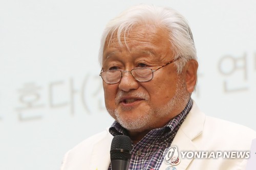 발표하는 마이크 혼다 (서울=연합뉴스) 강민지 기자 = 13일 오후 서울시청에서 열린 '위안부 피해자 기림의 날 기념 국제 심포지엄'에서 마이크 혼다 전 미국 하원의원이 '미국 내 기림비를 통한 위안부 이슈의 확산과 의미'를 주제로 발표하고 있다. 2019.8.13 mjkang@yna.co.kr