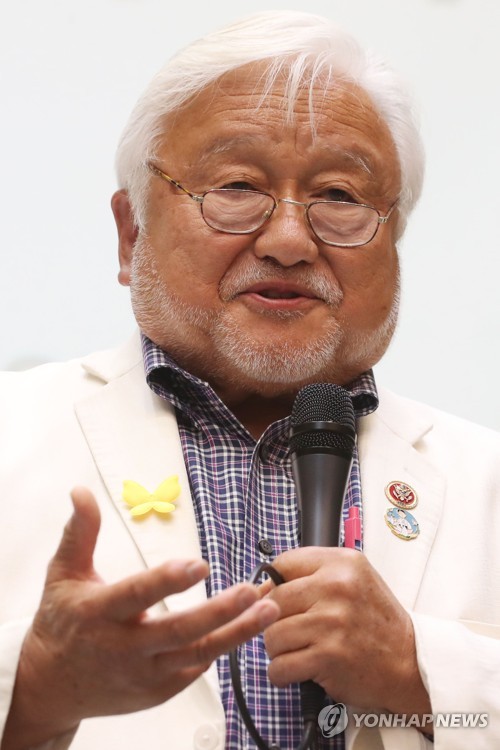 발표하는 마이크 혼다 전 미국 하원의원 (서울=연합뉴스) 강민지 기자 = 13일 오후 서울시청에서 열린 '위안부 피해자 기림의 날 기념 국제 심포지엄'에서 마이크 혼다 전 미국 하원의원이 '미국 내 기림비를 통한 위안부 이슈의 확산과 의미'를 주제로 발표하고 있다. 2019.8.13 mjkang@yna.co.kr