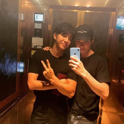 Exo Sehun and singer and Actor Lee Seung-gi-gi-gi-gi-gi-gi-gi-gi Gi showed off their friendship.Sehun posted a picture on his instagram on the afternoon of the 14th with a short explanation of with the ride.In the public photos, there are Sehun and Lee Seung-gi-gi-gi-gi-gi-gi-gi-gi Gi standing side by side in the elevator and posing in the mirror.In particular, Sehun puts a hand on Lee Seung-gi-gi-gi-gi-gi-gi-gi-gi Gis shoulder, and Lee Seung-gi-gi-gi-gi-gi-gi-gi-gi Gi leans on such Sehun.Also, a warm visual makes you smile.Meanwhile, the two of them have been breathing through Netflix s Who is the Beginners Season 2 .