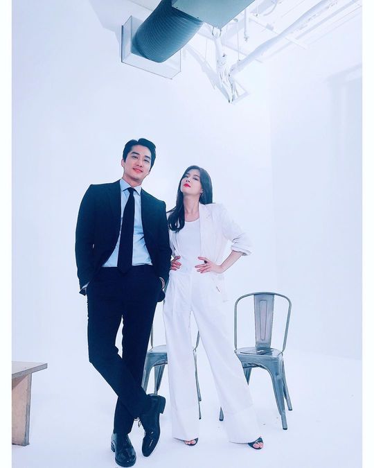 Actor Song Seung-heon released the TVN New Moon drama Great Show poster shooting scene with actor Lee Sun-bin.Song Seung-heon posted a picture on his instagram on August 14 with an article entitled Poster Shooting Great Show.In the photo, Song Seung-heon and Lee Sun-bin stood side by side dressed in suits.Song Seung-heon smiles at the camera, and Lee Sun-bin emits a daring look. Song Seung-heon and Lee Sun-bins brilliant glamour catches his eye.The fans who responded to the photos responded, I am looking forward to seeing the poster, I am really pretty and handsome, I will use my first broadcast unconditionally.delay stock