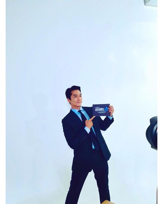 Actor Song Seung-heon released the TVN New Moon drama Great Show poster shooting scene with actor Lee Sun-bin.Song Seung-heon posted a picture on his instagram on August 14 with an article entitled Poster Shooting Great Show.In the photo, Song Seung-heon and Lee Sun-bin stood side by side dressed in suits.Song Seung-heon smiles at the camera, and Lee Sun-bin emits a daring look. Song Seung-heon and Lee Sun-bins brilliant glamour catches his eye.The fans who responded to the photos responded, I am looking forward to seeing the poster, I am really pretty and handsome, I will use my first broadcast unconditionally.delay stock