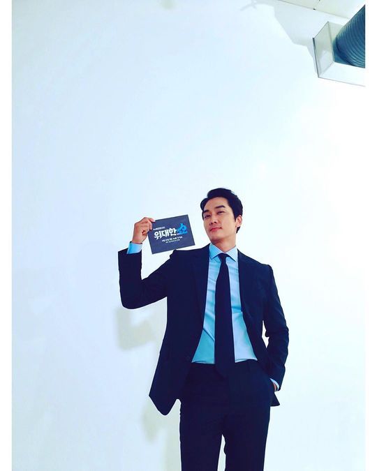 Actor Song Seung-heon released the TVN New Moon drama Great Show poster shooting scene with actor Lee Sun-bin.Song Seung-heon posted a picture on his instagram on August 14 with an article entitled Poster Shooting Great Show.In the photo, Song Seung-heon and Lee Sun-bin stood side by side dressed in suits.Song Seung-heon smiles at the camera, and Lee Sun-bin emits a daring look. Song Seung-heon and Lee Sun-bins brilliant glamour catches his eye.The fans who responded to the photos responded, I am looking forward to seeing the poster, I am really pretty and handsome, I will use my first broadcast unconditionally.delay stock