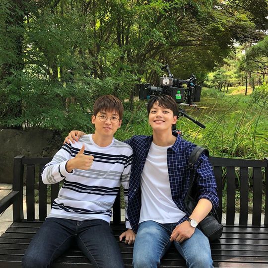 Actor Yeo Jin-goo has released a behind-the-scenes photo of the TVN Saturday drama Hotel Deluna with Actor Hyon Chul Jo.Yeo Jin-goo posted a picture on his instagram on August 14 with an article entitled If you look back now ... I was so glad then, right?Inside the picture was a picture of Hyo Chul Jo and a shoulder-shattered Yeo Jin-goo; Yeo Jin-goo and Hyon Chul Jo smile brightly at the camera.The warm visuals and cheerful atmosphere of the two catch the eye.The fans who responded to the photos responded such as Both are cute, Both are handsome, cute, and do both together, Both friendships are long.delay stock