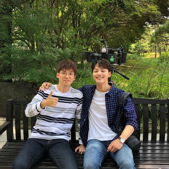 Actor Yeo Jin-goo has released a behind-the-scenes photo of the TVN Saturday drama Hotel Deluna with Actor Hyon Chul Jo.Yeo Jin-goo posted a picture on his instagram on August 14 with an article entitled If you look back now ... I was so glad then, right?Inside the picture was a picture of Hyo Chul Jo and a shoulder-shattered Yeo Jin-goo; Yeo Jin-goo and Hyon Chul Jo smile brightly at the camera.The warm visuals and cheerful atmosphere of the two catch the eye.The fans who responded to the photos responded such as Both are cute, Both are handsome, cute, and do both together, Both friendships are long.delay stock