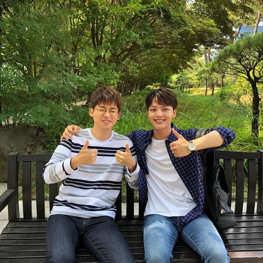 Actor Yeo Jin-goo has released a behind-the-scenes photo of the TVN Saturday drama Hotel Deluna with Actor Hyon Chul Jo.Yeo Jin-goo posted a picture on his instagram on August 14 with an article entitled If you look back now ... I was so glad then, right?Inside the picture was a picture of Hyo Chul Jo and a shoulder-shattered Yeo Jin-goo; Yeo Jin-goo and Hyon Chul Jo smile brightly at the camera.The warm visuals and cheerful atmosphere of the two catch the eye.The fans who responded to the photos responded such as Both are cute, Both are handsome, cute, and do both together, Both friendships are long.delay stock