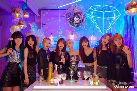 A new song Tikitaka music video shoot behind the group Weki Meki was released.Weki Meki agency Fantasy O official Instagram on August 14 Weki Meki single 2nd album repackage WEEK END LOL music video shooting behind the scenes.A photo was posted with an article titled Weki Meki Tiki-Taka (99 percent) music video shooting scene to blow off the heat.The photos show the members of Weki Meki, Choi Yoo-jung, Kim Do-yeon, Ji Su-yeon, Ellie, Sei, Lua, Lina and Lucy standing side by side. The members are smiling brightly at the camera.The fresh beauty of the members catches the eye.delay stock