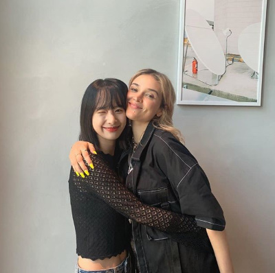 Group WJSN Seolah and France singer Rolo Juai met.On the 14th, Seolah posted a picture on his SNS with an article entitled Oh my God.Sulla and Rolo Juai hugged each other and smiled pleasantly, and the two men in black costumes looked comfortable facing each other.The two men, dressed in gorgeous black costumes, are intense.Rollo Juai is a new France singer who is attracting worldwide attention and is participating in collaboration with luxury brands.Seolah has been loved by WJSN recently as a member of the Boogie Up and has become a popular girl group.