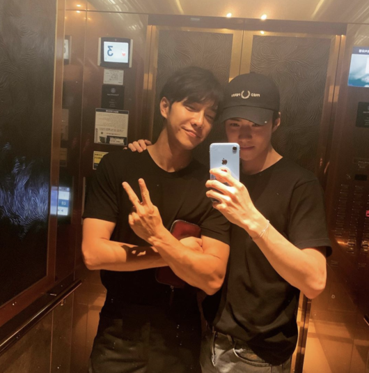 Sehun and Actor Lee Seung-gi, members of the group EXO, showed a warm friendship.Sehun posted a picture on his SNS on the afternoon of the 14th with a short explanation of with the win.Lee Seung-gi and Sehun are taking a friendly pose in the public photos.Both of them are shaking their emotions with their warm appearance, as well as showing the synergy effect of handsome and handsome people.Lee Seung-gi and Sehun have a relationship with Netflix original entertainment Bumin is you season 2.Since then, Sehun has sent a coffee car to the SBS drama Baega Bond, starring Lee Seung-gi, and cheered him up.Lee Seung-gi at the time said, I feel like this when I get a surprise gift. I stand for a man.