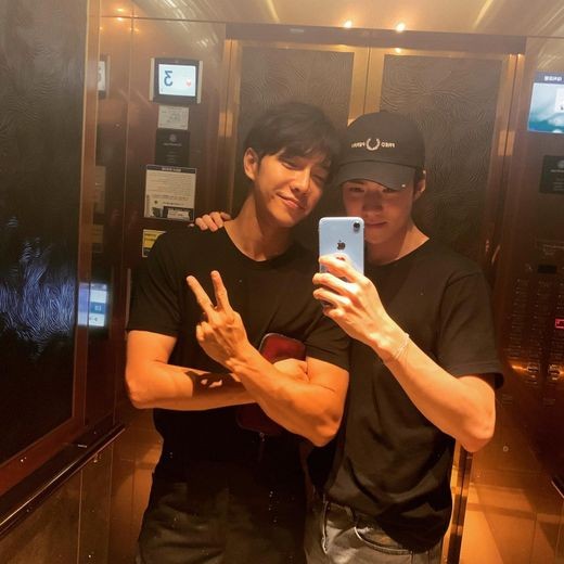 EXO Sehun boasted of his friendship with singer and actor Lee Seung-gi.Sehun posted a picture on his instagram on the afternoon of the 14th with a short explanation of with the ride.In the photo, Sehun and Lee Seung-gi, who are standing side by side in the elevator and posing in the mirror, are shown.Sehun puts a hand on Lee Seung-gis shoulder, and Lee Seung-gi leans on such Sehun.The warm appearance of the two captivates the eyes of the viewers.Meanwhile, the two of them worked together through Netflix entertainment The Beginner is Your Season 2.