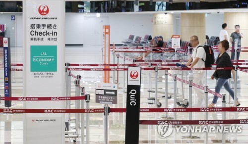 한산한 일본항공 탑승 수속 카운터 지난달 21일 김포공항 국제선 청사 일본항공 탑승 수속 카운터 모습. [연합뉴스 자료사진]