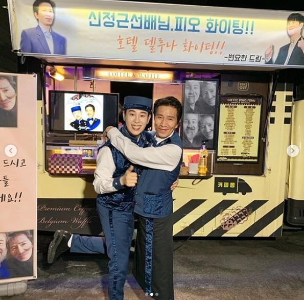 Actor Byun Yo-han presented coffee tea for Shin Jung-geun and Blockby P.O (Sym Ji-hoon).On August 14, P.O official Instagram posted a coffee car certification shot received from Byun Yo-han.In the open coffee car, there is a phrase Shin Jung-geuns P.O. Fighting! Hotel Deluna Fighting.P.Os agency said, Actor Byun Yo-han sent a coffee car for Hyun Jung Lee and Kim Sun-bi. He added, Hotel Deluna Chemi Fairy Father and son Jangsu Jinmyung.Park Su-in