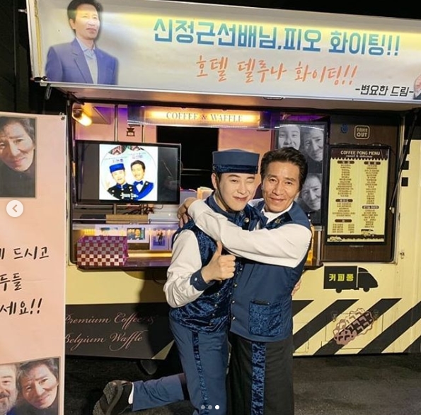 Actor Byun Yo-han presented coffee tea for Shin Jung-geun and Blockby P.O (Sym Ji-hoon).On August 14, P.O official Instagram posted a coffee car certification shot received from Byun Yo-han.In the open coffee car, there is a phrase Shin Jung-geuns P.O. Fighting! Hotel Deluna Fighting.P.Os agency said, Actor Byun Yo-han sent a coffee car for Hyun Jung Lee and Kim Sun-bi. He added, Hotel Deluna Chemi Fairy Father and son Jangsu Jinmyung.Park Su-in
