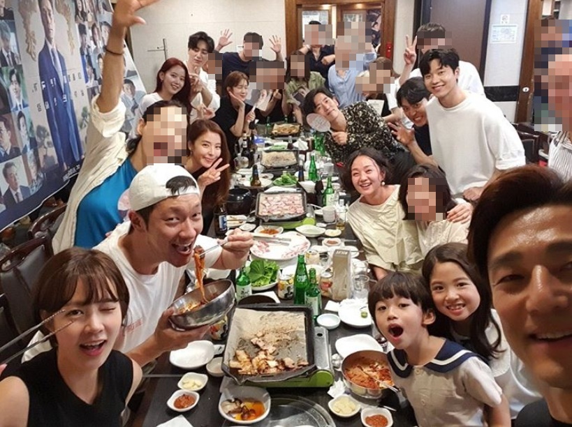 TVN Wolhwa drama 60 days, designated survivorActor Choi Yoon-young said on August 15th, The car is blocked and the late end is delayed.I will not be able to do it in season 2 because the broadcast is over. The photo shows the actors and staff of the 60 days, designated survivors gathered together. Ji Jin-hee, who smiles brightly toward the camera, attracts attention.The winking Choi Yoon-young and Son Seok-gu, who eats noodles, are also outstanding.delay stock