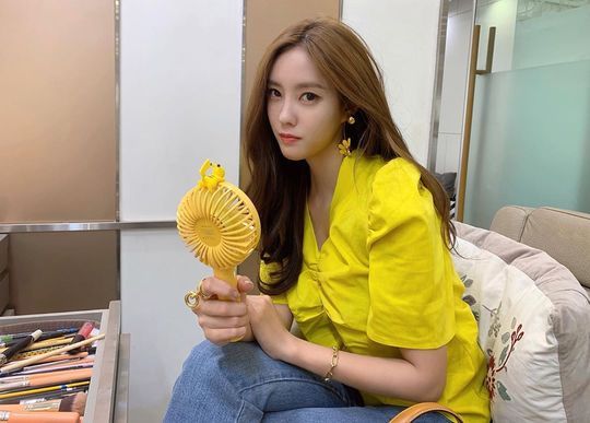 T-ara Hyomin boasted her beautiful beauty.On August 14, Hyomin posted several photos and videos on his instagram.In the open photo, Hyomin is looking at the camera with a fan in his hand, and Hyomins lovely charm, which is boasted with a yellow blouse, attracts attention.Park So-hee