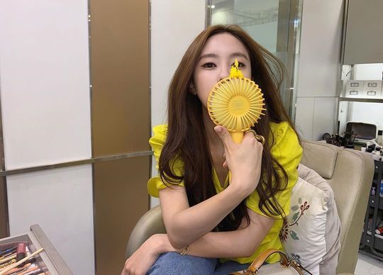 T-ara Hyomin boasted her beautiful beauty.On August 14, Hyomin posted several photos and videos on his instagram.In the open photo, Hyomin is looking at the camera with a fan in his hand, and Hyomins lovely charm, which is boasted with a yellow blouse, attracts attention.Park So-hee