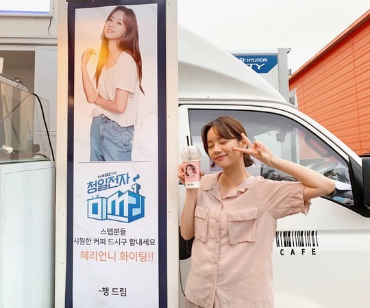 Group Girls Day member Hyeri thanked group BLACKPINK member Rosé (real name Park Chae-young).Hyeri posted a picture on the SNS on the afternoon of August 15 with an article entitled Thanks to our Chae Young, the power is blowing.Hyeri in the open photo is making a lovely look in front of the coffee car that Rosé sent to his drama film.Hyeri is focusing on filming TVNs new tree drama Cheongil Electronics Mitsuri (playplayplay by Park Jung-hwa/directed Han Dong-hwa).hwang hye-jin